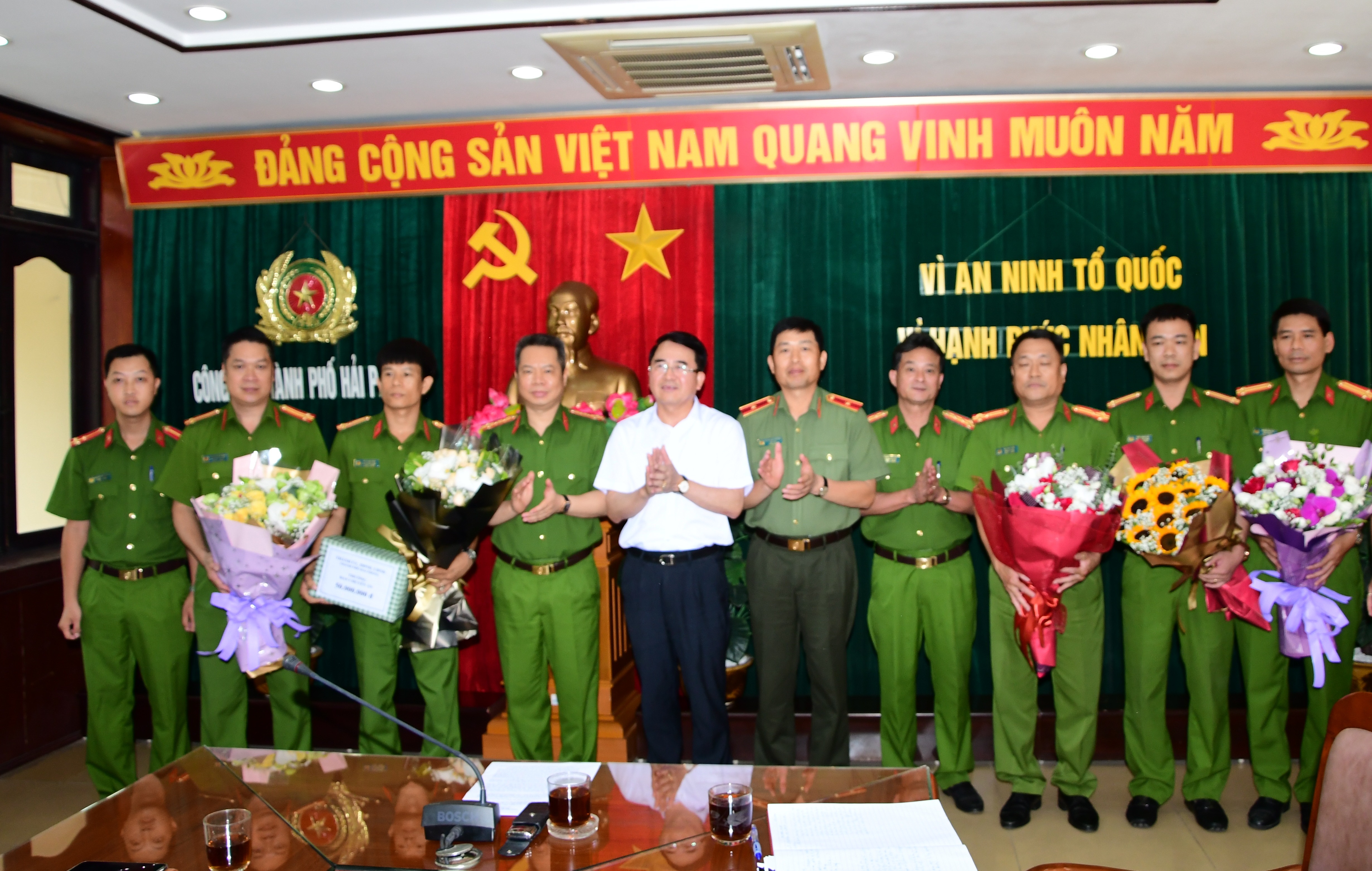 Ủy ban nhân dân thành phố biểu dương khen thưởng Công an thành phố về thành tích bắt giữ được đối tượng trong vụ dùng súng bắn người bị thương
